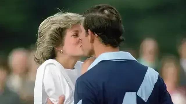 戴安娜|查尔斯当初一定是深爱过戴安娜的，一定是！
