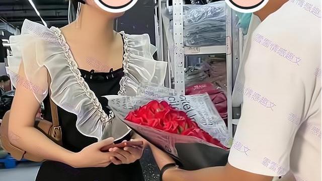 男子手捧鲜花向老板表白，老板不相信有真爱：我看你是不想努力了