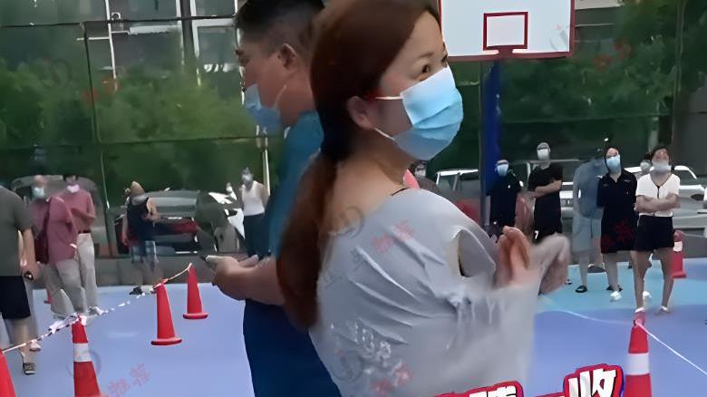 高手！女子排队做核酸衣服穿反，路人提醒后女子当场把衣服穿正