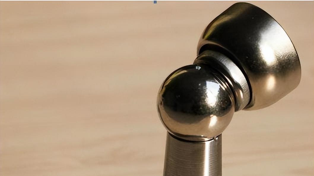 装修师傅假如这样装门吸，立马让他拆了重装！否则用几天就坏了！