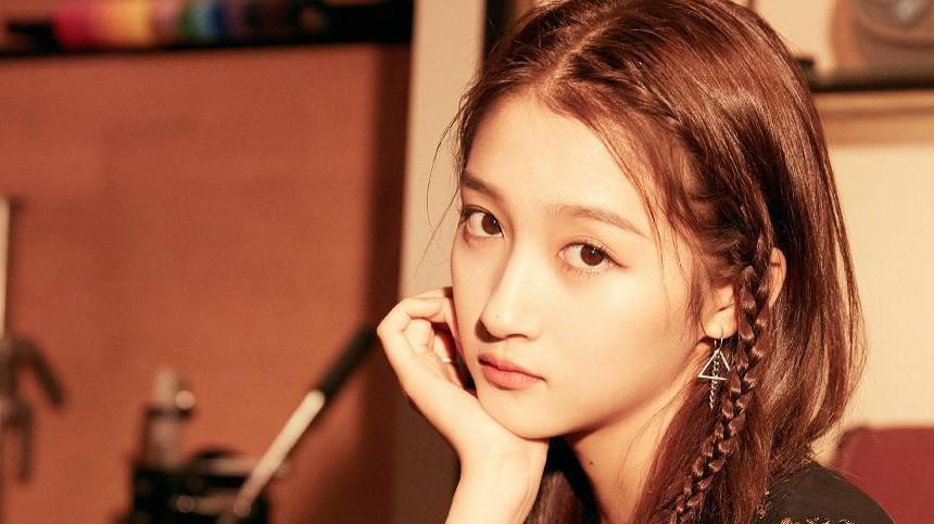 关晓彤|贵族后裔关晓彤遇到张艺谋，赶紧把双腿夹紧，身体往下蹲