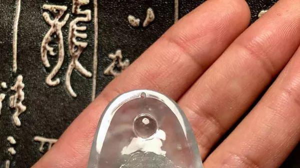 雕刻|男子在夜市1500淘的翡翠小原石，雕刻的成品连自己都吓了一跳！