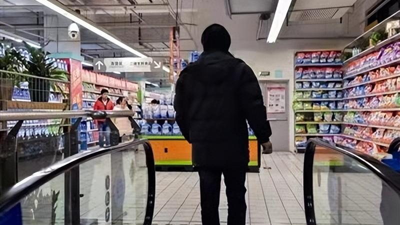 职业打假人花十万买椅子，没想到老板寄的是真货，认栽吧