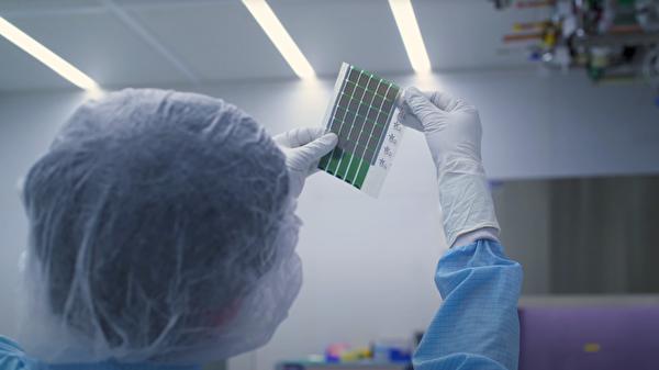 太阳能电池|新发明超强太阳能板与人类头发一样轻薄