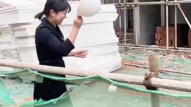 工地女老板身手敏捷，穿着黑丝袜配短裙，竟还能轻松跨过工地围栏