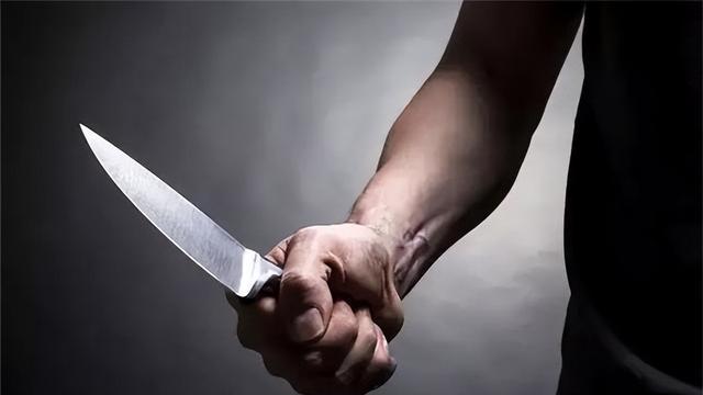 2016年河南男子怀疑妻子有染，躲衣柜里6小时，半夜走出砍死情夫