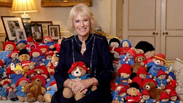 英国王室捐出公众 致敬英女王的柏灵顿熊玩偶