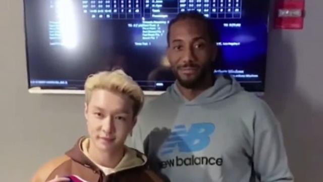 张艺兴|情怀拉满！张艺兴受邀观战洛城德比，快船官推晒羊卡组合