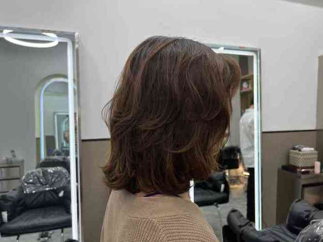 一女子剪个发而已，遭到店里直播被怼！