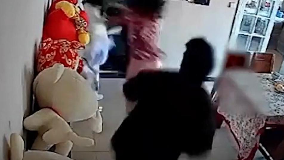孩子噪音扰民，遭邻居上门打骂威胁：看完整个过程，我无法共情