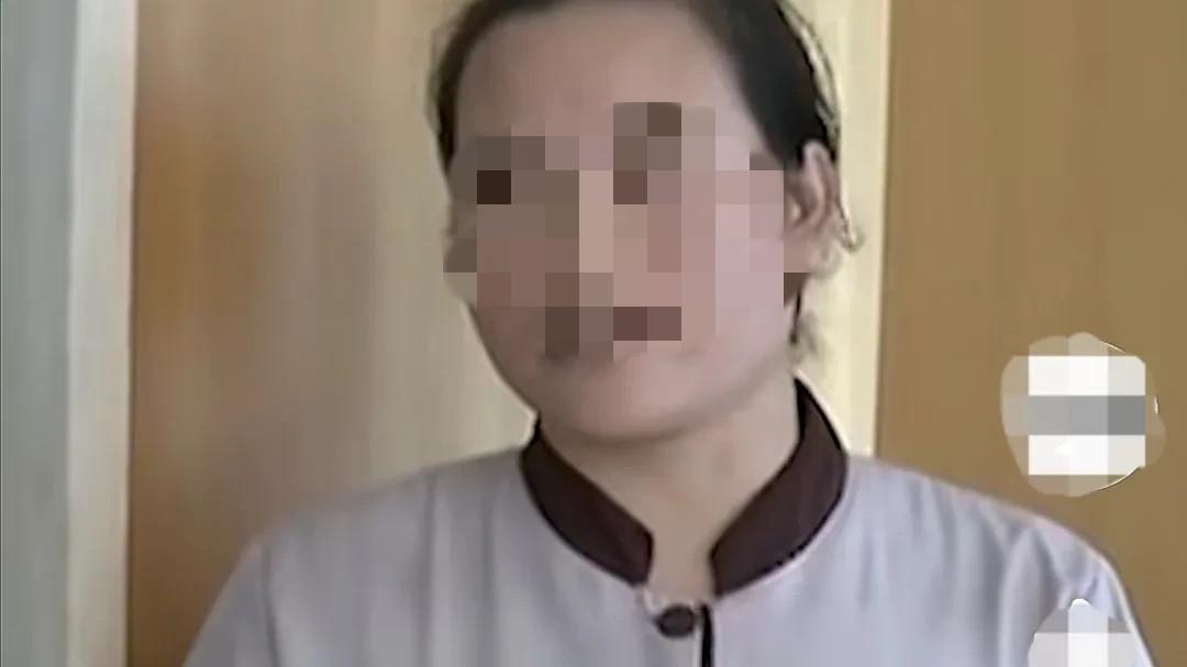 “经理，你看402的客人在水壶里放的什么呀！太恶心了！”