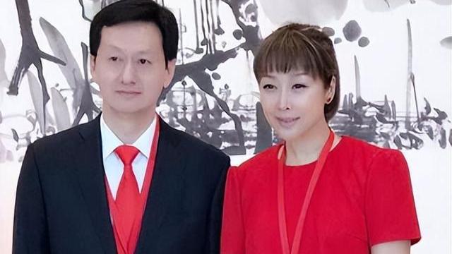 孙悦|50岁孙悦现身路边夜市，一脸素颜啃冰棍无人识，嫁富豪老公住豪宅