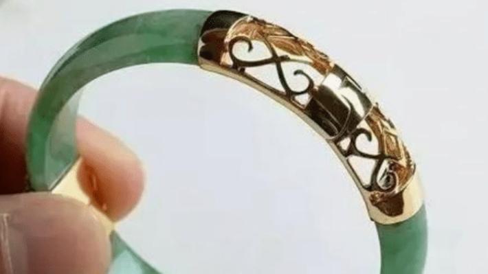 翡翠手镯|破碎的翡翠手镯，应该如何修补？采用金银镶嵌法更加简单
