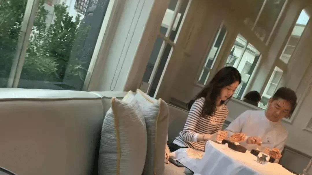 运动 刘强东与28岁的妻子在餐厅约会！章泽天穿着温婉，皮肤白皙如婴儿