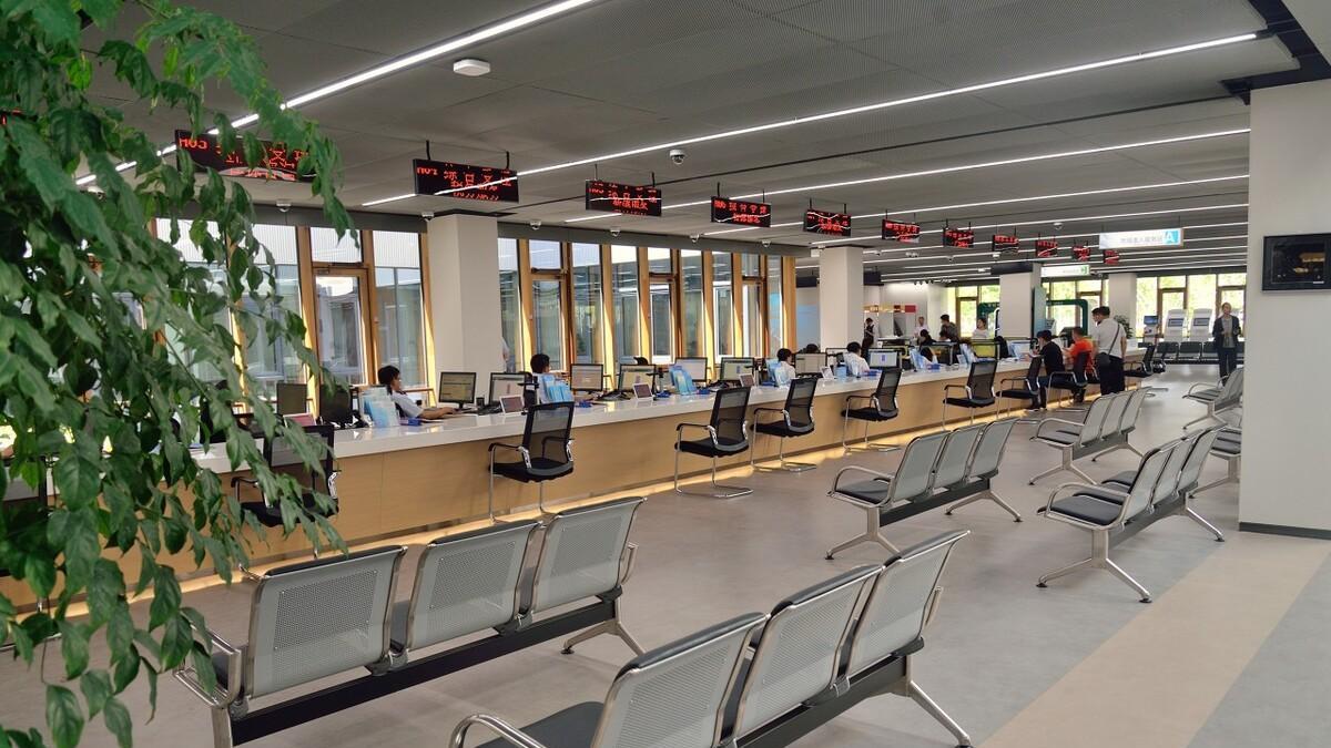 72岁大妈自述：每月花7000块钱请个男保姆，他待我像亲生母亲一样