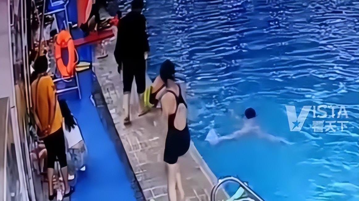恶毒！河南一男子将泳池边的孩子踢下水，被拦住辩称不是故意的