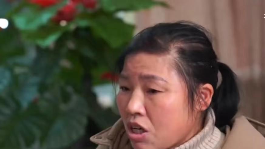 续：哥哥保护妹妹被父亲用木板殴打，哥哥：他常打妈妈，喜欢打牌