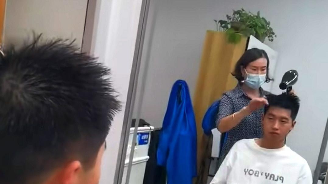 高马尾 彭四英带孙卓理发，短发精神新变化，和孙海洋合影穿着朴素也幸福