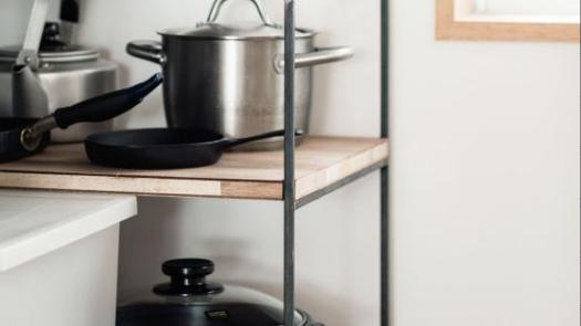 很聪明的一种橱柜做法，格外的舒心顺手，水槽下面再也不会浪费！