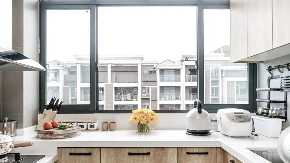 135现代三居室，开放式格局空间宽敞又舒适，让人心生羡慕！