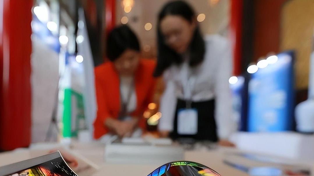 主板|终于明白为什么国产手机要用曲面屏，而苹果手机则保守用直面屏了