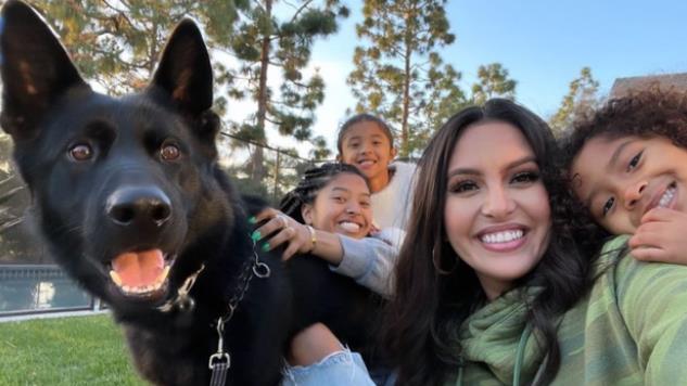 |40岁瓦妮莎晒照！长发过臀，一袭紧身红衣韵味十足，仍想生个儿子