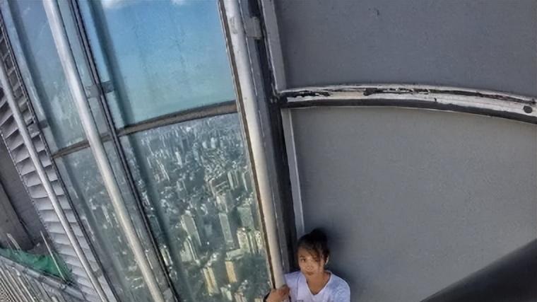 2017年，湖南小伙为赚钱给母亲治病，挑战高空拍摄，不幸坠楼身亡