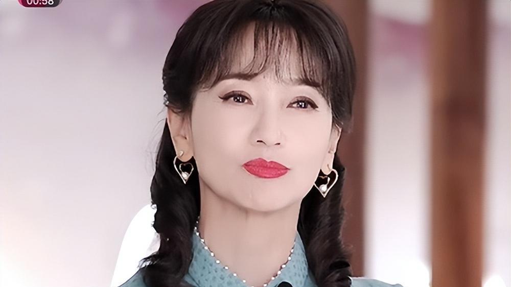 战神|赵雅芝频繁作妖，68岁的她开赛车、玩滑板，晒照片还要开个美颜