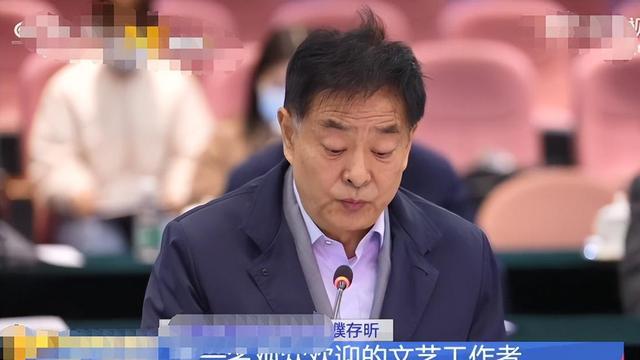 濮存昕|69岁濮存昕现身马场引围观！打扮儒雅身姿挺拔，与咏梅兴奋热聊