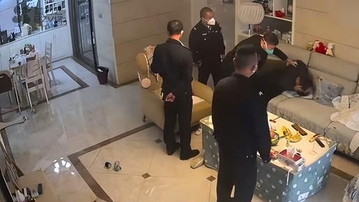 当着孩子面欺负人，上门打人的廖主任，却仅仅是停职，这就完了吗