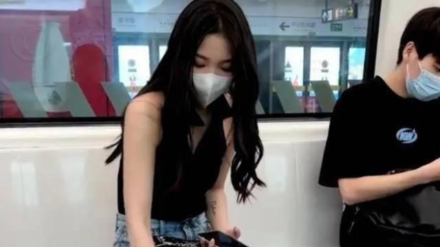 回顾：地铁上，一女子裤腿掉在脚腕处，网友：接受不了