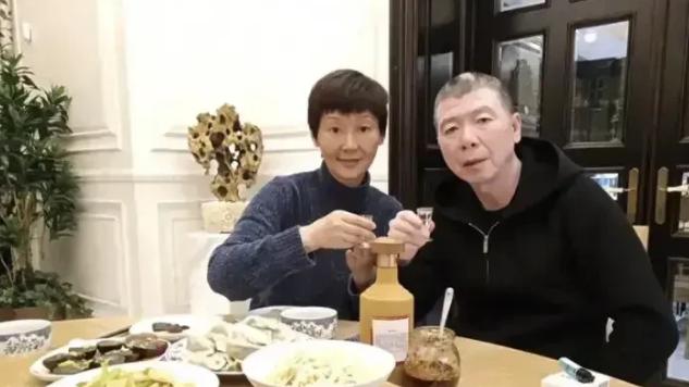 冯小刚|64岁冯小刚夫妇被爆清空了自己的微博，定居美国