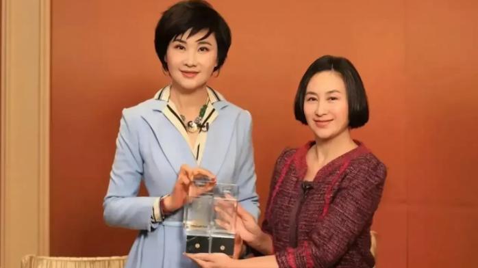 何超琼 是何超琼太矮？还是吴小莉太高？