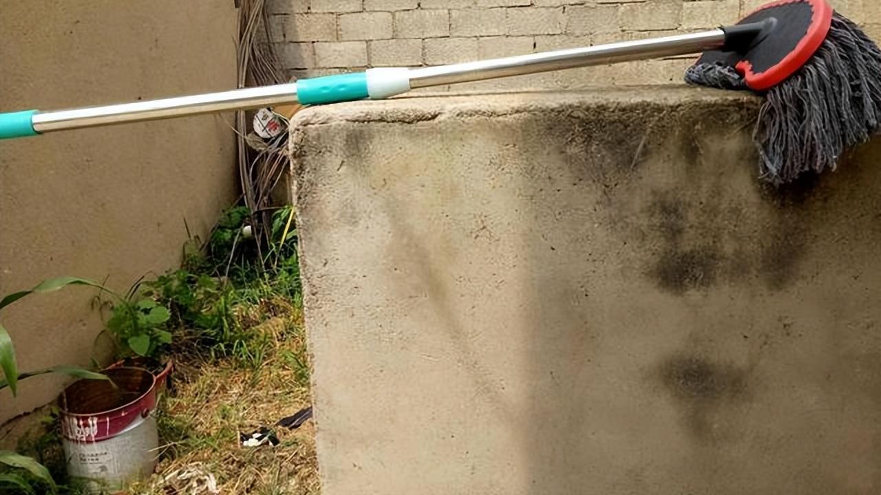 拖完地为什么地板老有“腥味”？很多家庭不注意，终于找到原因了