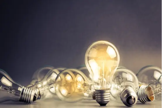 为什么电流的传导速度是光速，电子的速度达不到光速呢？