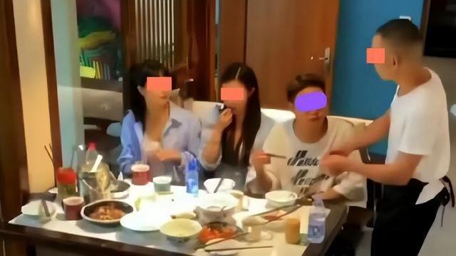 女子带弟妹组团相亲，点了一桌喜欢吃的菜，菜上桌，男子径直走了