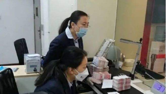 浙江台州，一男子邱某由于需要用到钱，于是前往银行柜台办理5万元的取款业务