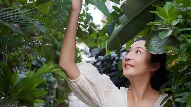 成龙前女友到工地干装修，一人兼职七份工作，气质和神色大不如前