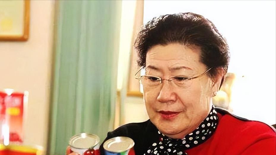 退休大妈旅游发现“商机”，55岁携子创业年入80亿，10年公司上市