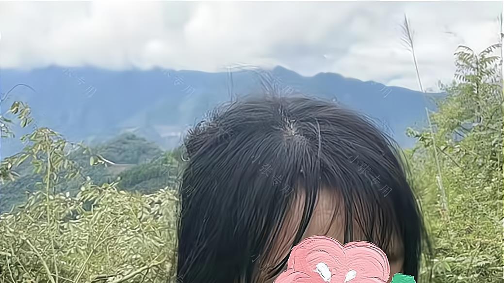 女子头发凌乱，在山上摘野葡萄吃，引发网友热议