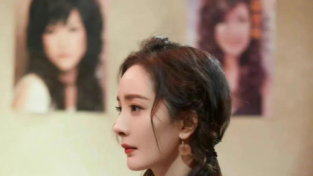 发型 杨幂扎着一双马尾卷发造型，可爱清纯的形象，充满着女人的魅力