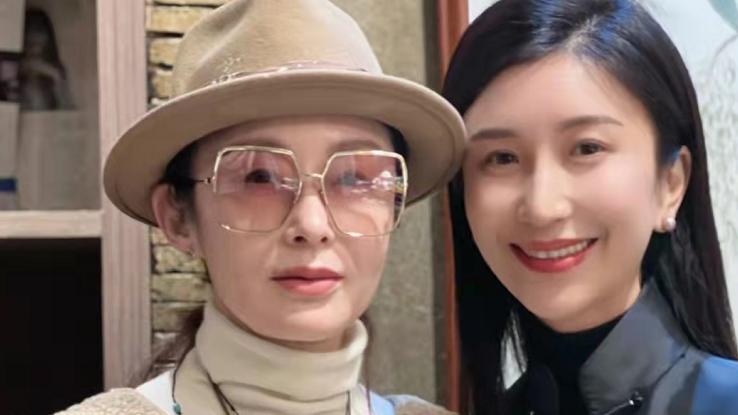 张敏|54岁港星张敏疑定居浙江！皮肤白皙显年轻，嫁小10岁老公很幸福