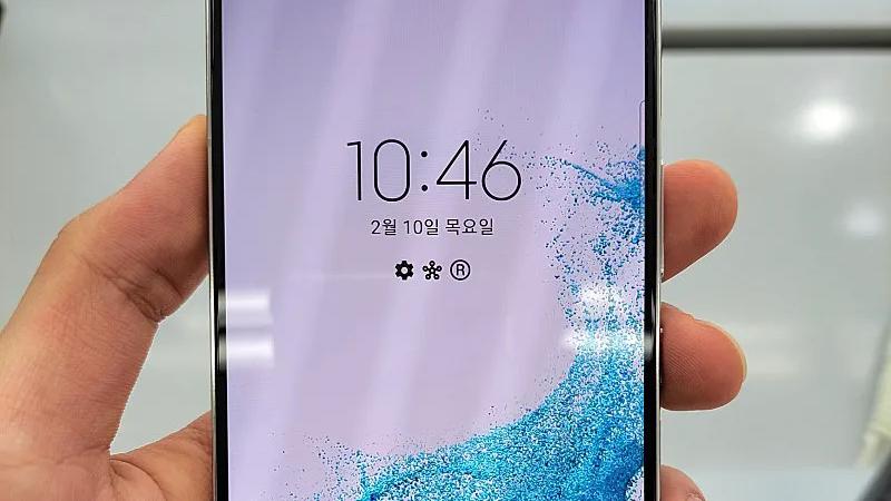 三星s22|全球唯一四面等宽屏！三星S22真机上手：国产一个能打的都没有！