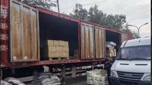 浙江宁波，男子在软件上联系一辆货车运送一批食品