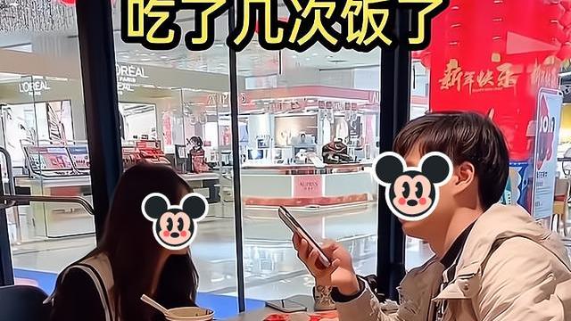 女子与男闺蜜一起吃饭，将他的鞋带系到桌子腿上：这次你休想逃单