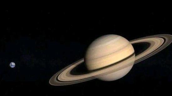 土星的这两颗卫星，外形是如此的奇特，网友：难道是宇宙飞碟？