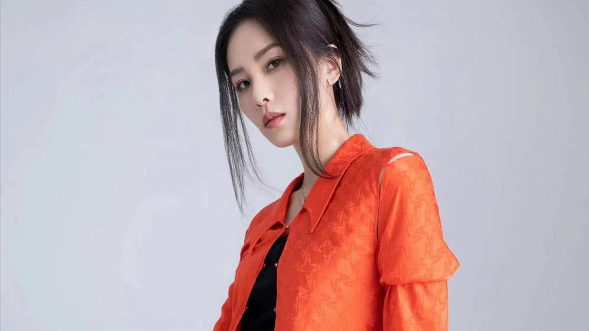 王鸥|刘诗诗风格大变，扎高马尾配橙色外套好时髦，脚踩马丁鞋更显帅气