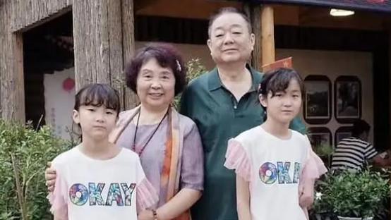 72岁盛海琳回应丈夫离世，面色惨白透露死因，双胞胎幼女哭成泪人
