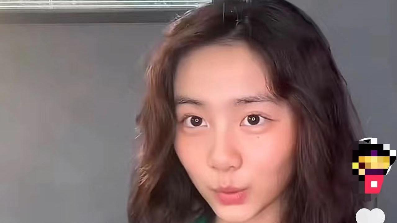 黄忆慈 黄磊大女儿黄多多近照太成熟！烫卷发打5个耳洞，红唇瓜子脸似陈德容