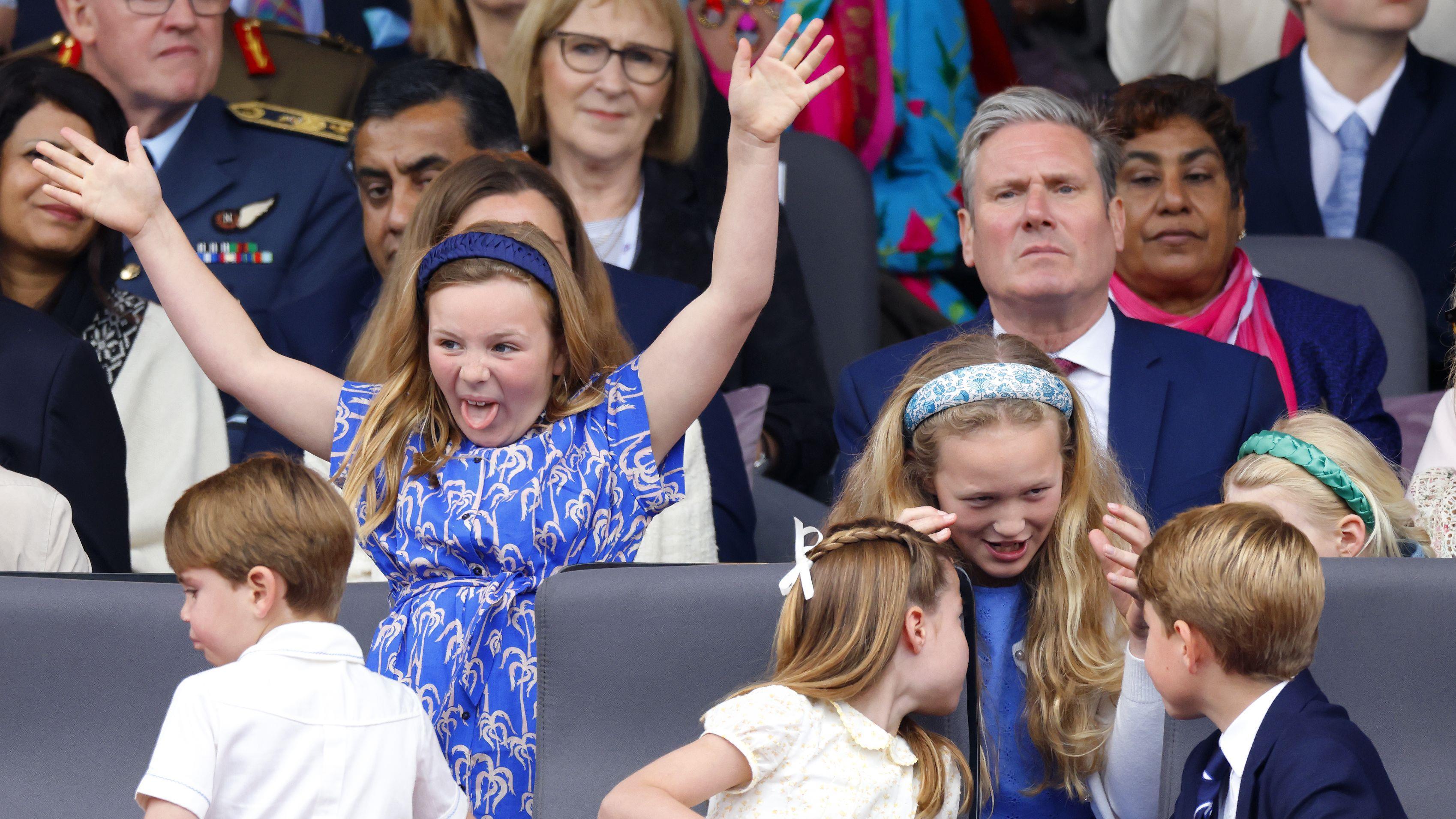 路易·亚瑟·查尔斯|路易王子太可爱！抢表妹的糖果没抢成功，表妹给了姐姐，他不放弃